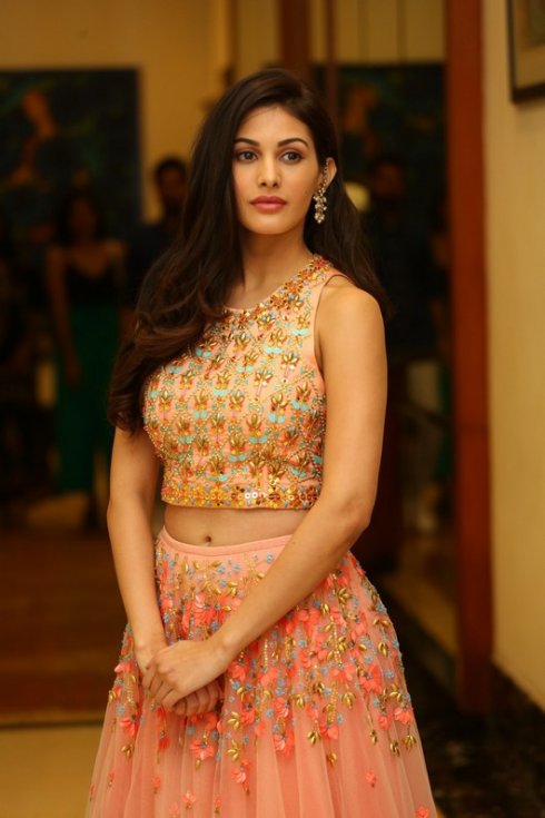 Amyra-Dastur-latest-Pics-09