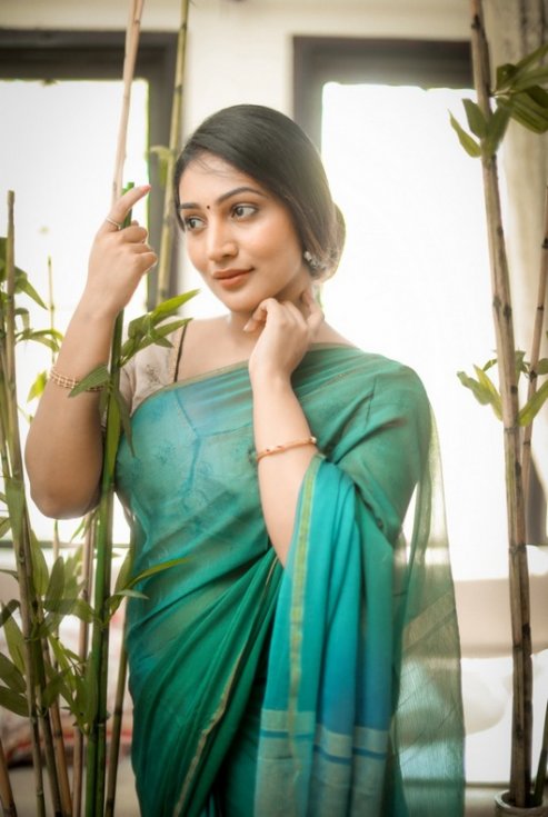 Bommu-lakshmi-Latest-Pics-04