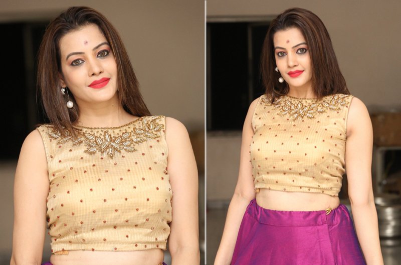 Diksha-panth-New-Photos-01