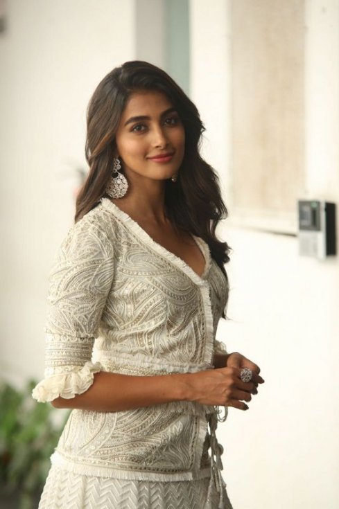 Pooja-Hegde-New-Stills-04