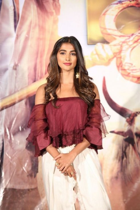 Pooja-Hegde-new-Photos-04