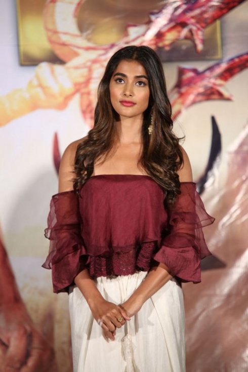 Pooja-Hegde-new-Photos-09