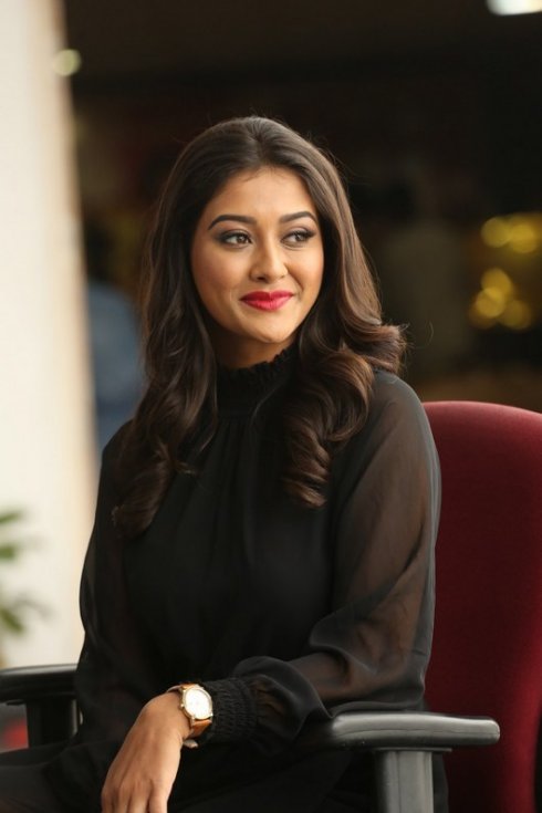 Pooja-Jhaveri-Latest-Photos-07