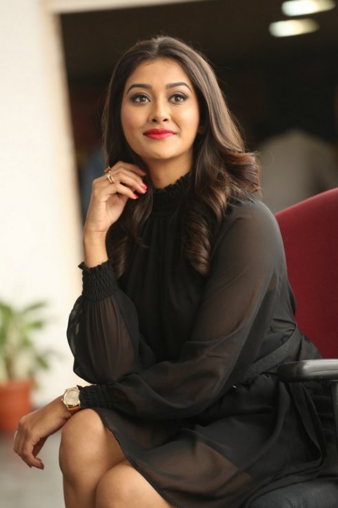 Pooja-Jhaveri-Latest-Photos-08