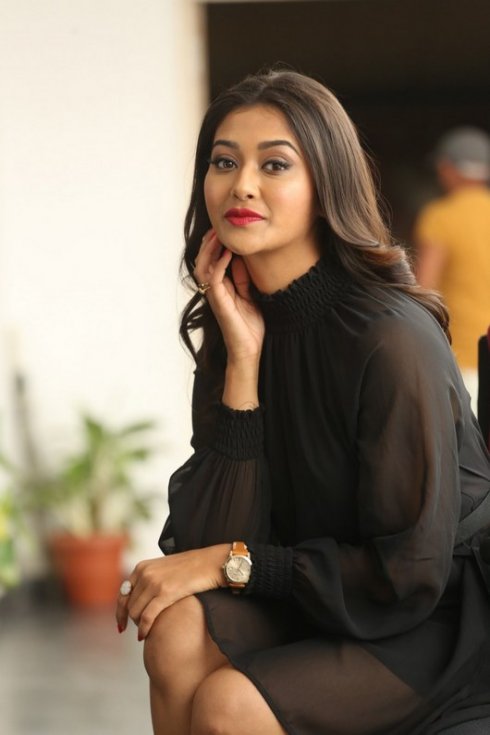 Pooja-Jhaveri-Latest-Photos-09