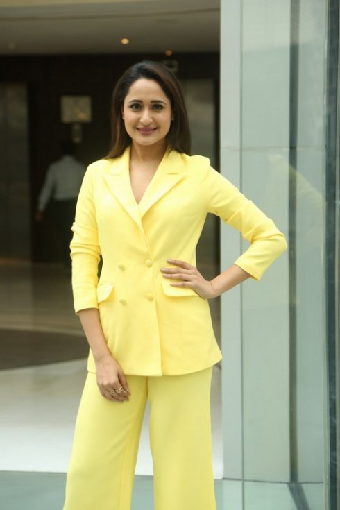 Pragya-Jaiswal-new-Photos-03