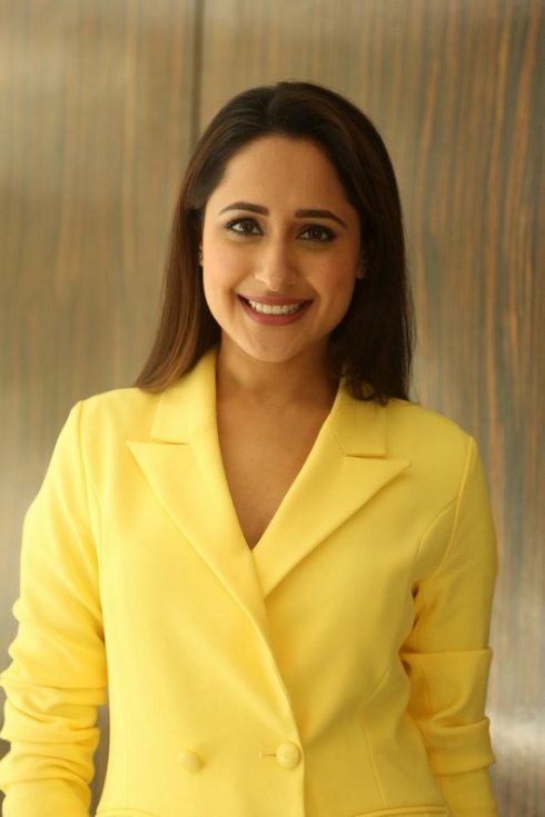 Pragya-Jaiswal-new-Photos-08