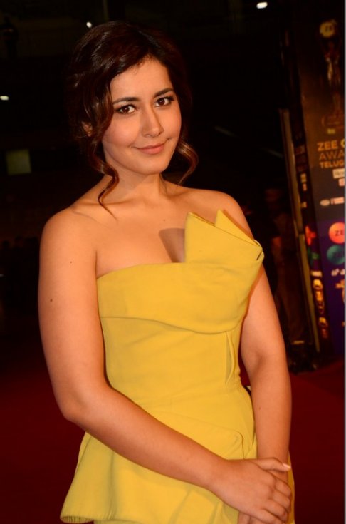 Raashi-Khanna-At-Zee-Cine-Awards-2018-Stills-02