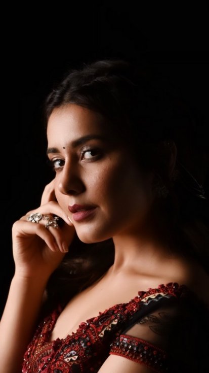 Raashi-Khanna-Latest-Photoshoot-08