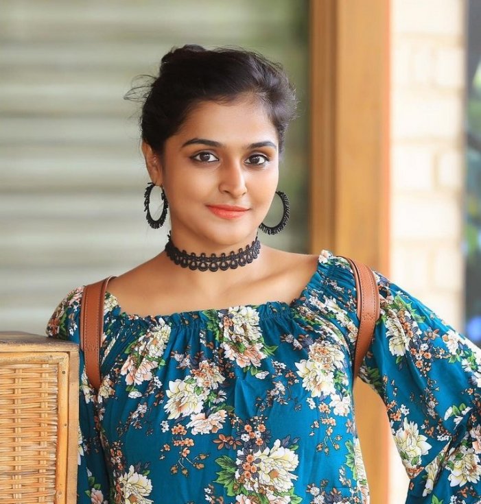 Actress-Ramya-Nambeesan-Photos-03