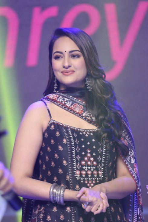 Sonakshi-Sinha-New-Photos-06