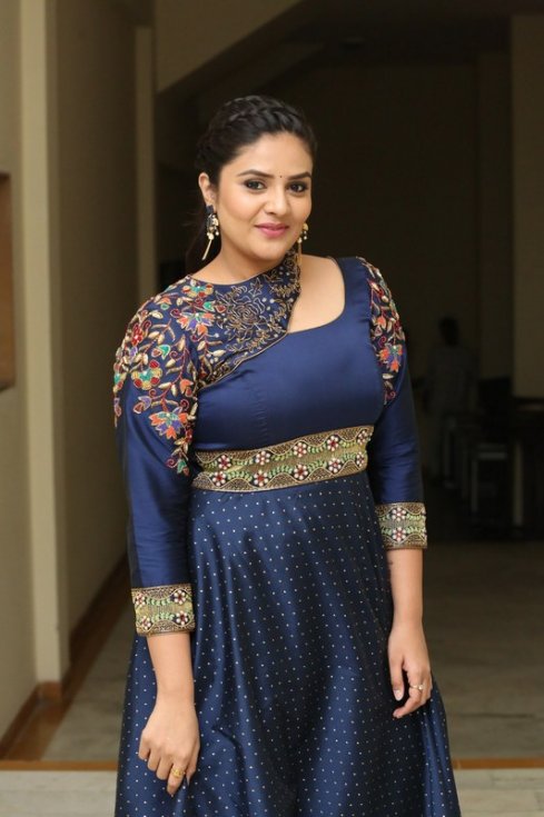 Sreemukhi-New-Photos-08