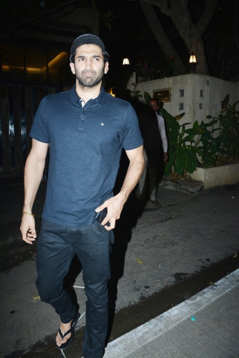 Aditya-Roy-Kapoor-Spotted-at-Bandra-02