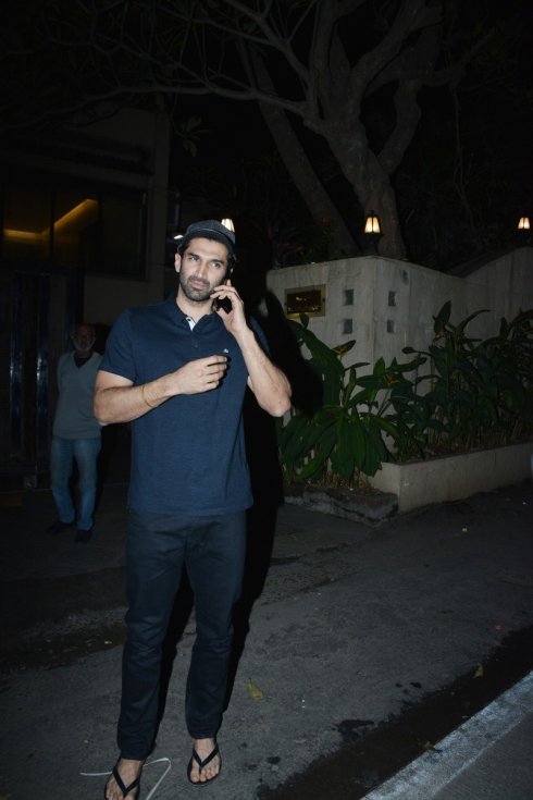 Aditya-Roy-Kapoor-Spotted-at-Bandra-04