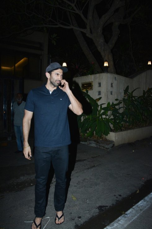 Aditya-Roy-Kapoor-Spotted-at-Bandra-05