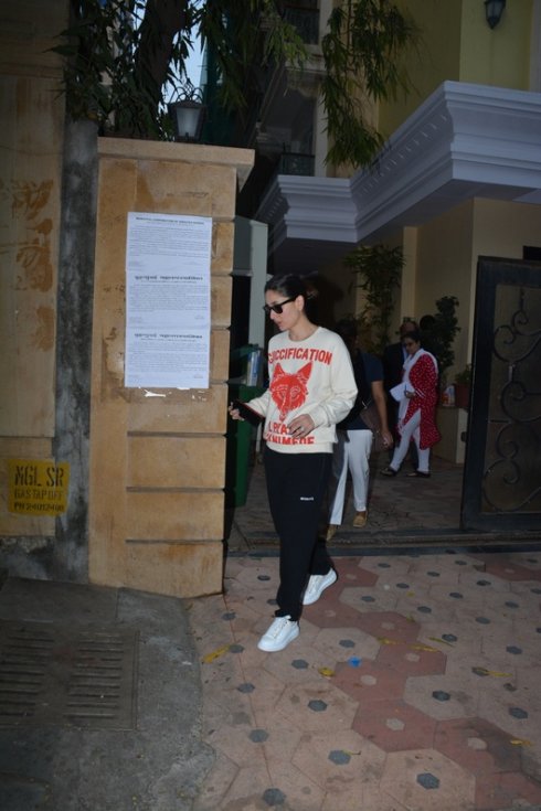 Kareena-Kapoor-Khan-Spotted-in-Bandra-02