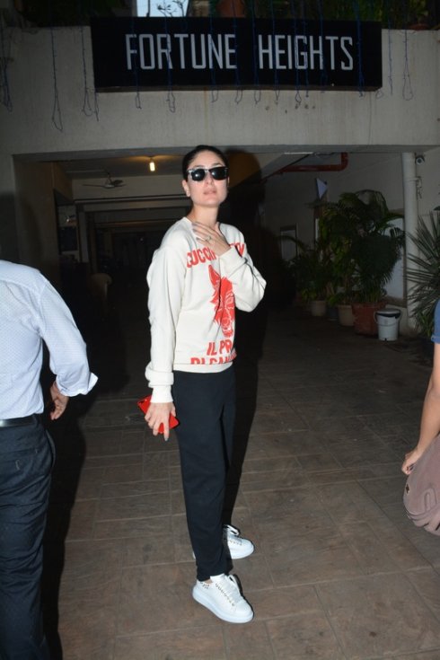 Kareena-Kapoor-Khan-Spotted-in-Bandra-04