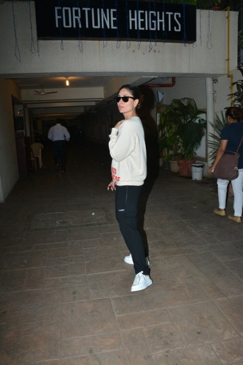 Kareena-Kapoor-Khan-Spotted-in-Bandra-08