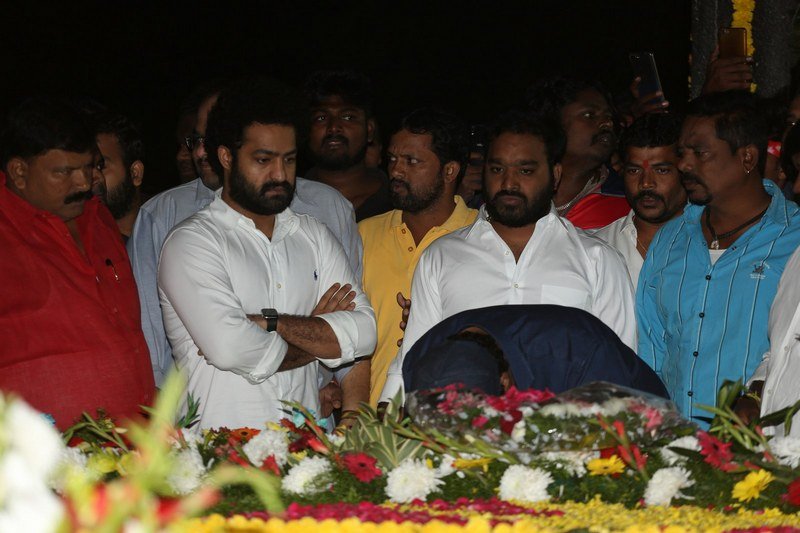 NTR-and-Kalyan-Ram-Visit-NTR-Ghat-06