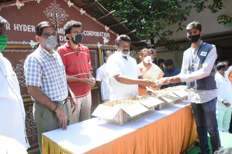 Sekhar-Kammula-Distributes-Milk-To-GHMC-Workers-04