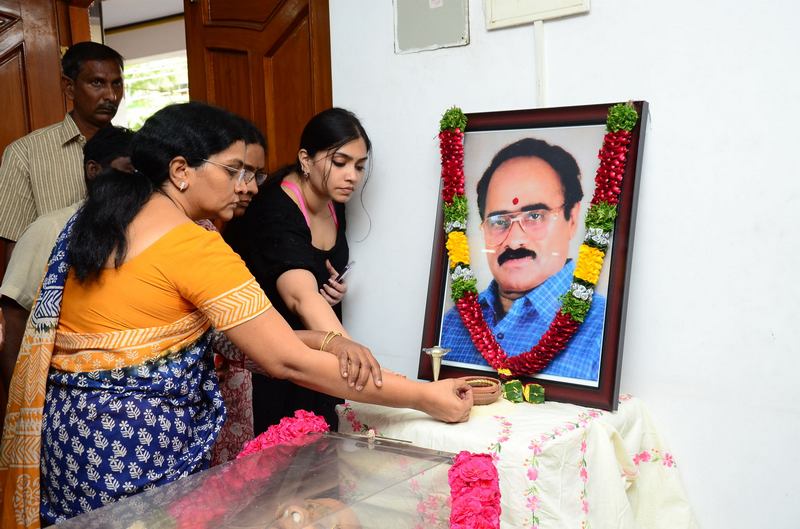 Celebs Paying Tribute To Vijaya Bapineedu