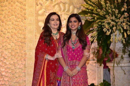 Celebs-at-Ambani-Residence-For-Ganesh-Chaturthi-Celebrations-06