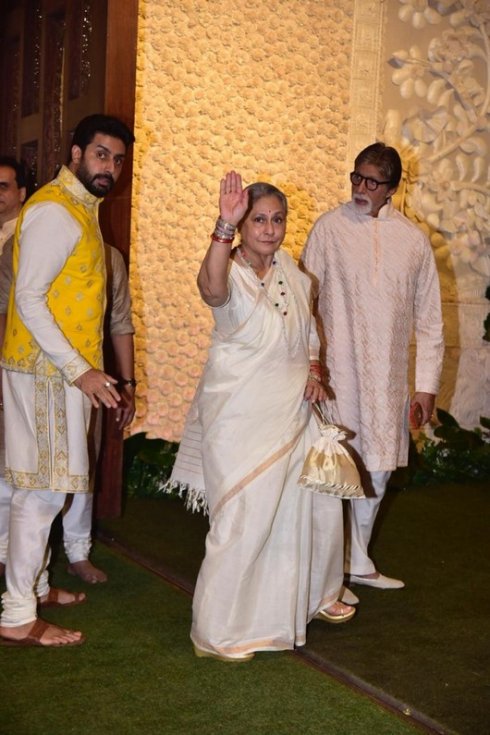 Celebs-at-Ambani-Residence-For-Ganesh-Chaturthi-Celebrations-09