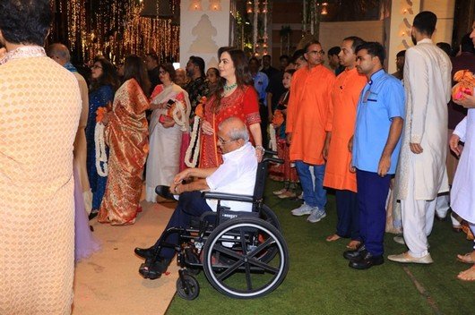 Celebs-at-Ambani-Residence-For-Ganesh-Chaturthi-Celebrations-13