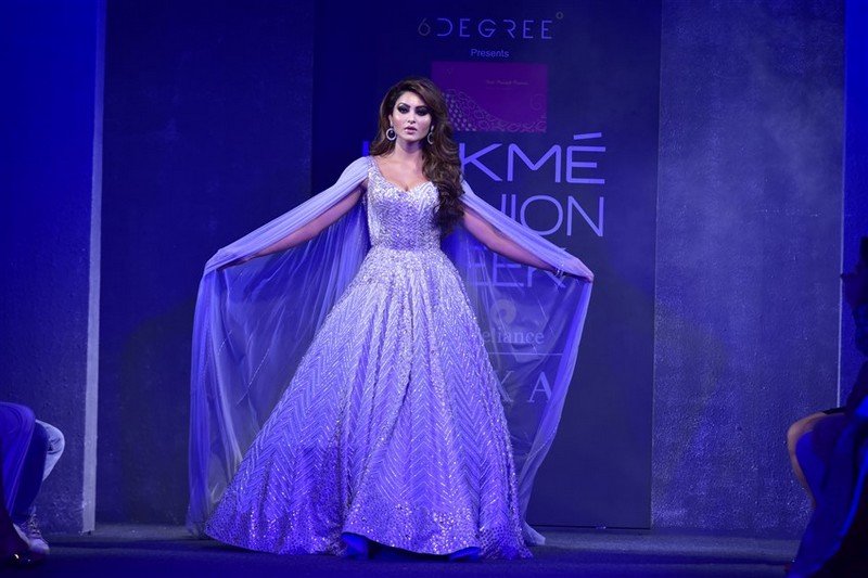 Celebs-at-Showstoppers-at-Lakme-Fashion-Week-13