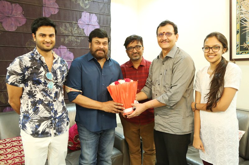 Chiranjeevi-Congratulates-Sammohanam-Team-01