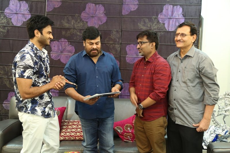 Chiranjeevi-Congratulates-Sammohanam-Team-08