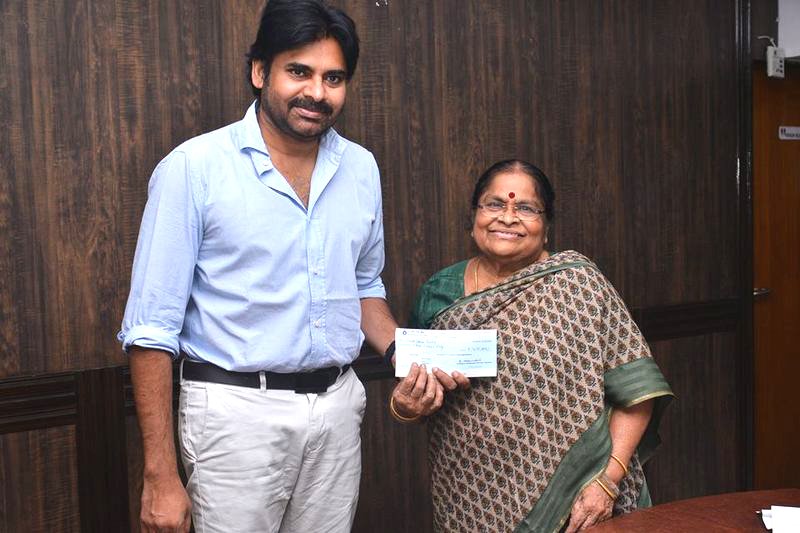 Pawan-Kalyan-Mother-Donates-Fund-For-Janasena-14