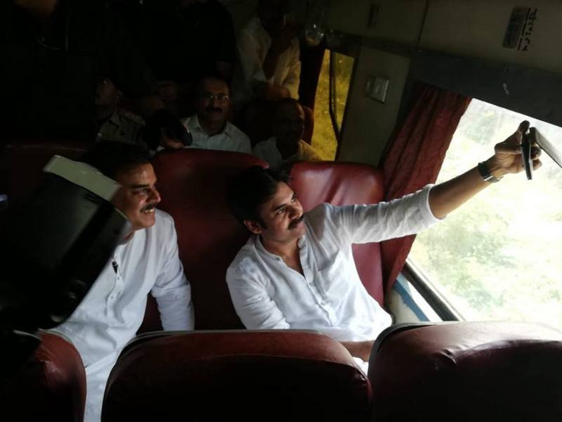 Pawan-Kalyan-Praja-Porata-Yatra-From-Vijayawada-to-Tuni-02