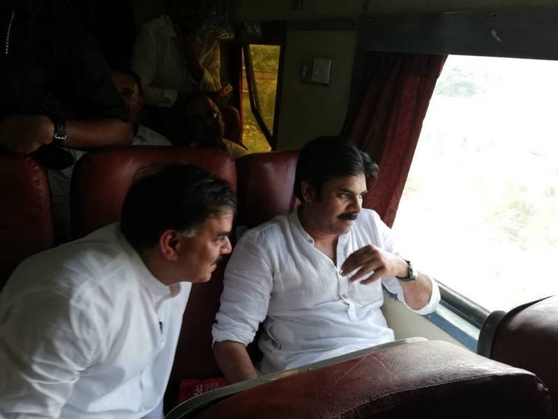 Pawan-Kalyan-Praja-Porata-Yatra-From-Vijayawada-to-Tuni-03