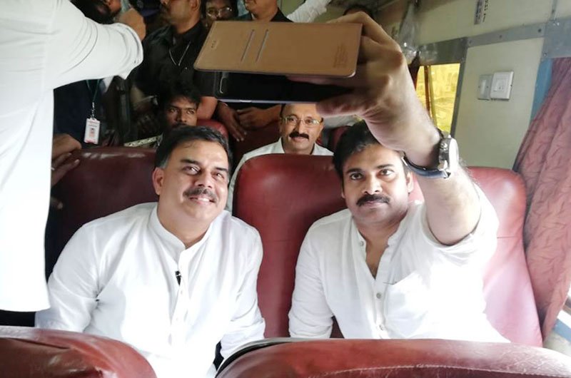 Pawan-Kalyan-Praja-Porata-Yatra-From-Vijayawada-to-Tuni-05