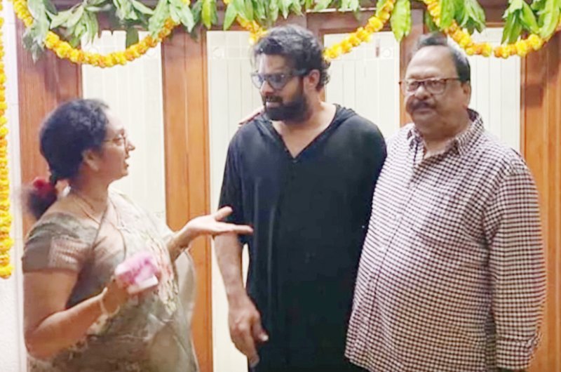 Prabhas-Celebrates-Diwali-With-His-Family-01