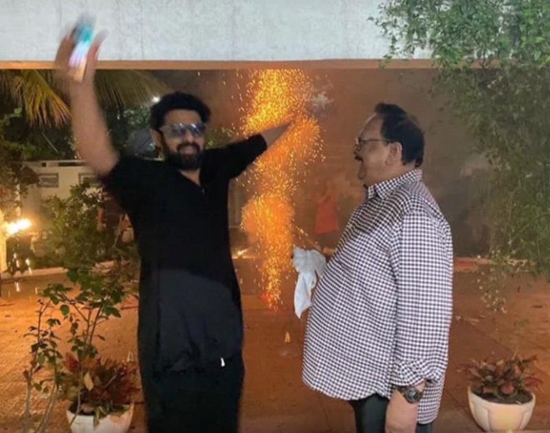 Prabhas-Celebrates-Diwali-With-His-Family-02