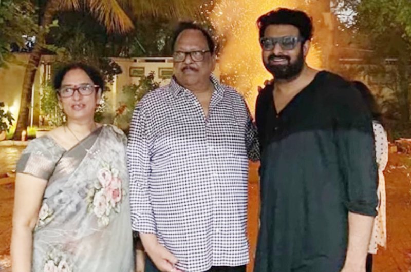 Prabhas-Celebrates-Diwali-With-His-Family-03