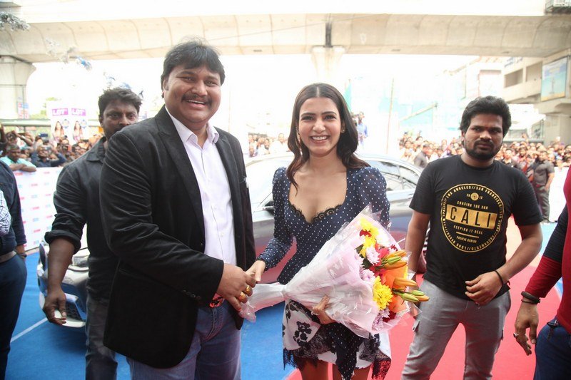 Samantha-Launches-OnePlus-Mobile-At-Big-C-04