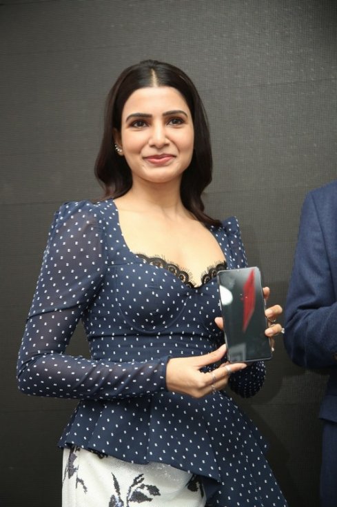 Samantha-Launches-OnePlus-Mobile-At-Big-C-05