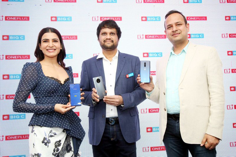 Samantha-Launches-OnePlus-Mobile-At-Big-C-12