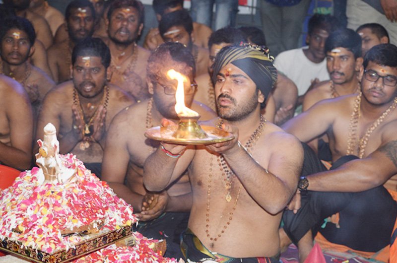 Sharwanand-Conduct-Ayyappa-Swamy-Pooja-At-Film-Nagar-Temple-13