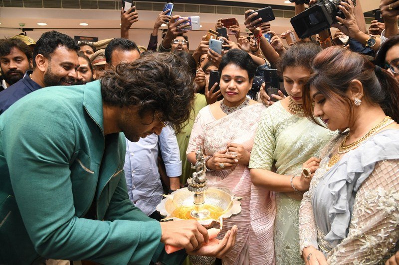 Vijay-Devarakonda-Launches-KLM-Shopping-Mall-03