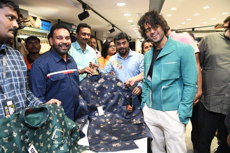 Vijay-Devarakonda-Launches-KLM-Shopping-Mall-05