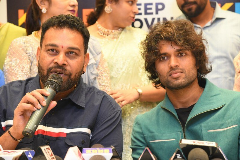 Vijay-Devarakonda-Launches-KLM-Shopping-Mall-06