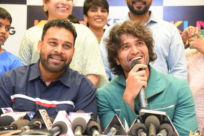 Vijay-Devarakonda-Launches-KLM-Shopping-Mall-08