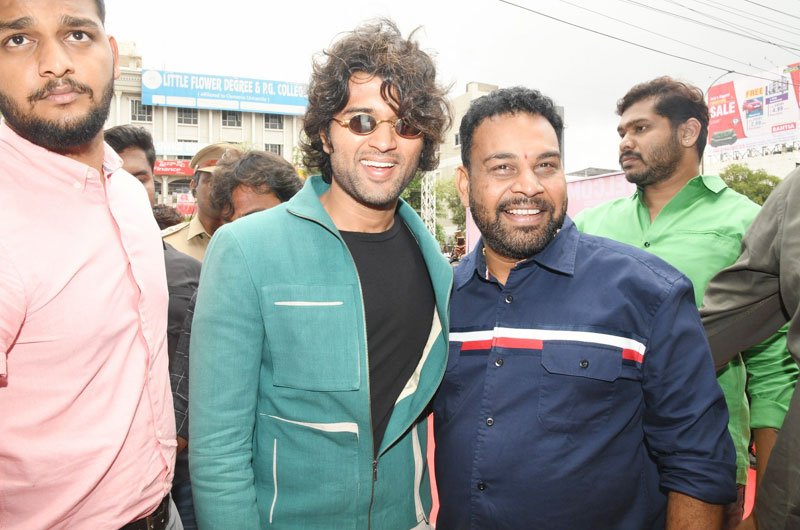 Vijay-Devarakonda-Launches-KLM-Shopping-Mall-10