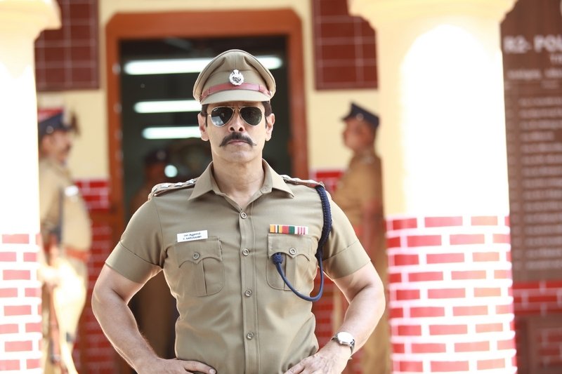 Saamy-Square-Movie-Stills-07