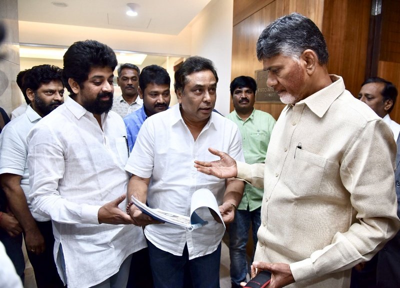 CM-Chandra-Babu-Naidu-Appreciates-Manam-Saitam-03