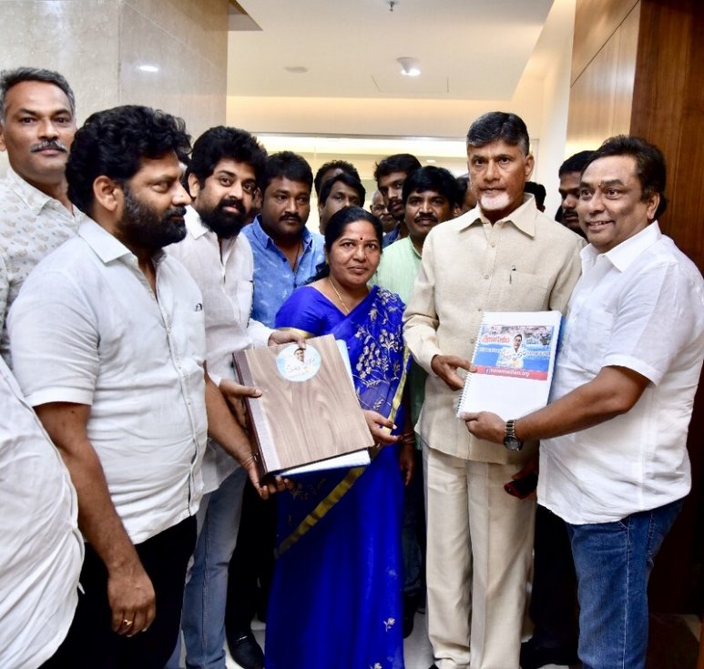 CM-Chandra-Babu-Naidu-Appreciates-Manam-Saitam-04